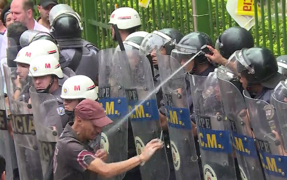 GCM usa spray de pimenta contra servidor durante protesto em frente à Câmara  — Foto: Reprodução/TV Globo