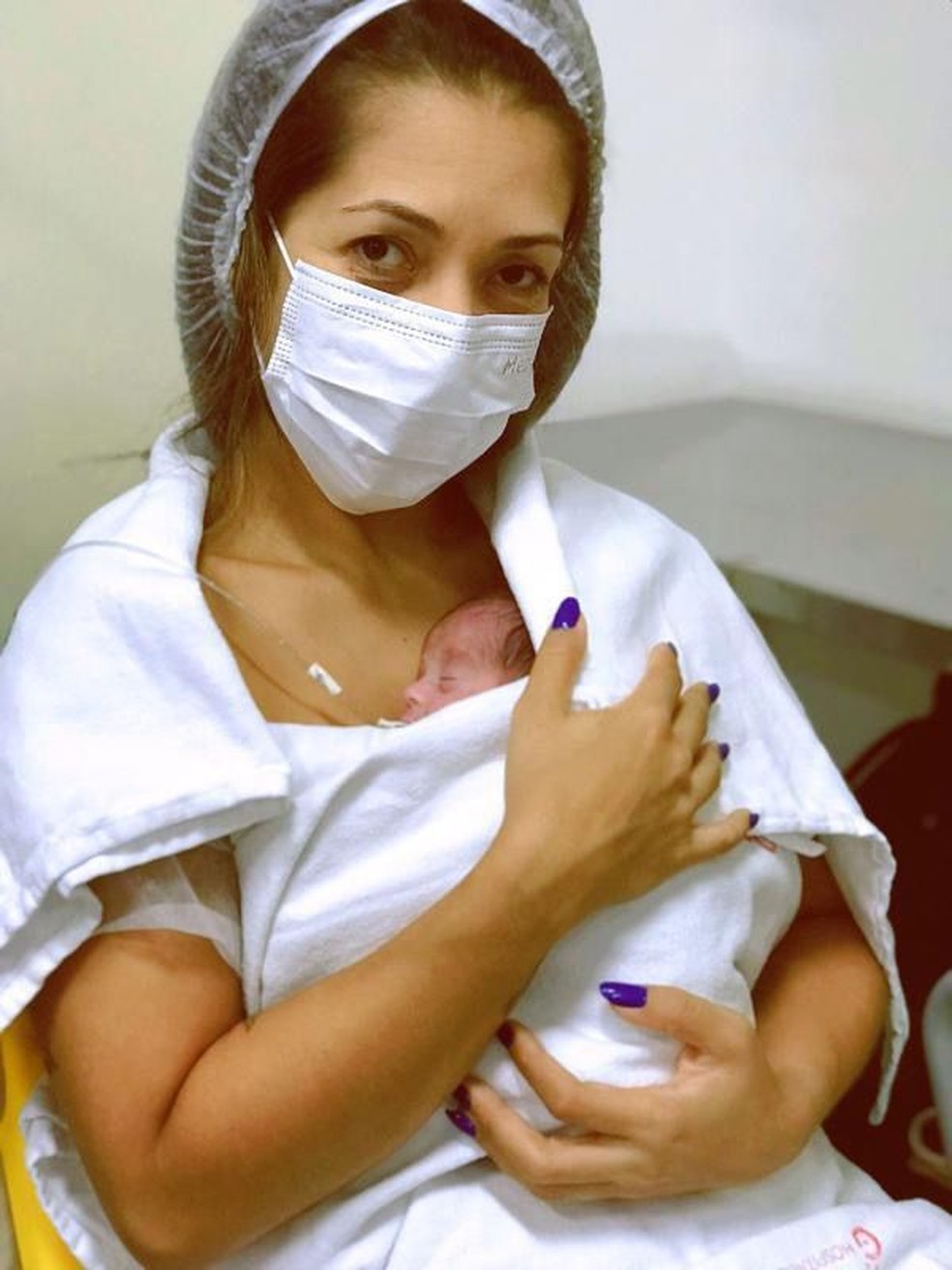 Primeira vez em que Camila, moradora de São Vicente (SP), segurou o filho dela, Matheus, no colo. — Foto: Arquivo Pessoal