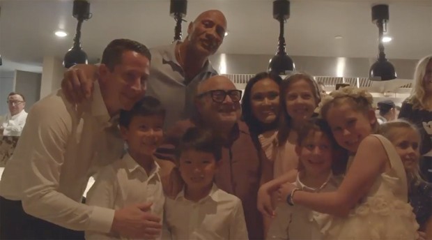 The Rock and Danny De Vito even serenaded the bride and groom (Photo: Reproduction / Instagram)