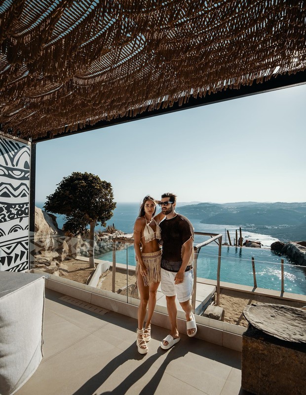 Η Romana Novais και ο Alok σε ένα πολυτελές θέρετρο στη Μύκονο, Ελλάδα (Φωτογραφία: Reprodução/Instagram)