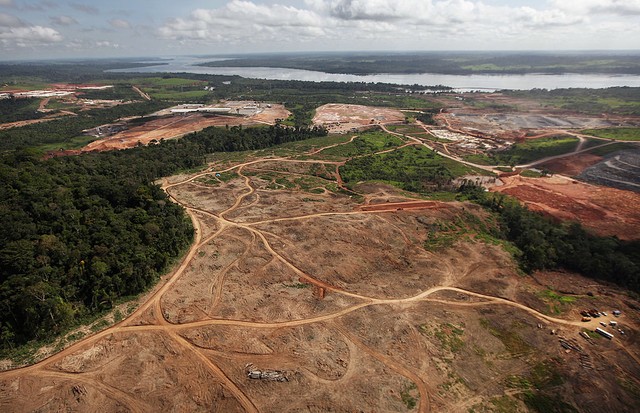 NEAR ALTAMIRA, BRAZIL - JUNE 15: Construction continues at the Belo Monte dam complex in the Amazon basin on June 15, 2012 near Altamira, Brazil. Belo Monte will be the world’s third-largest hydroelectric project and will displace up to 20,000 people whil (Foto: Getty Images)
