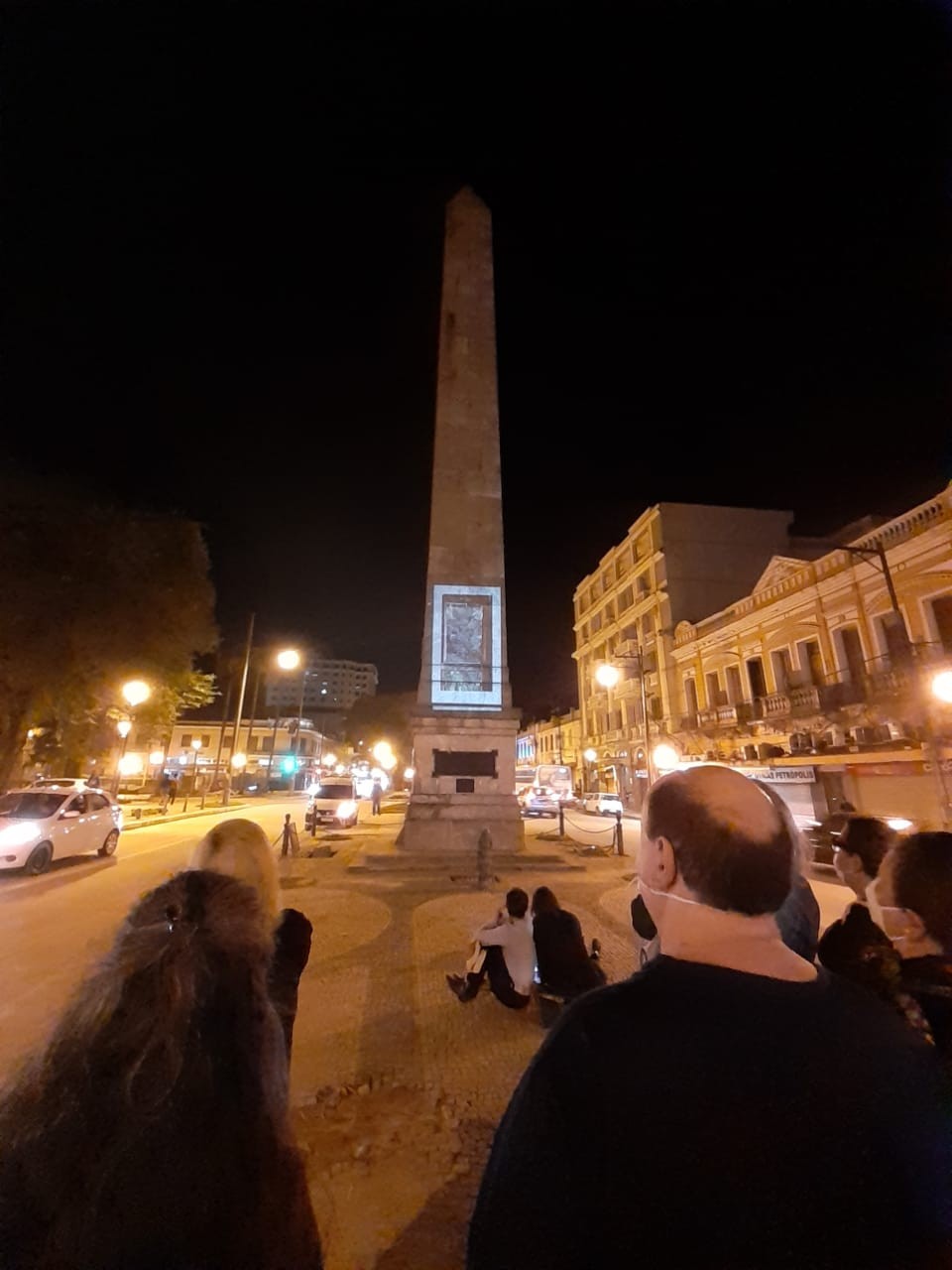 Professores mortos em tragédia em Petrópolis são lembrados com projeção de imagens no Obelisco
