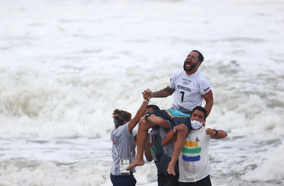 Ítalo Ferreira comemora após ganhar medalha de ouro no surfe nesta terça (27) nas Olimpíadas de Tóquio — Foto: Lisi Niesner/Reuters