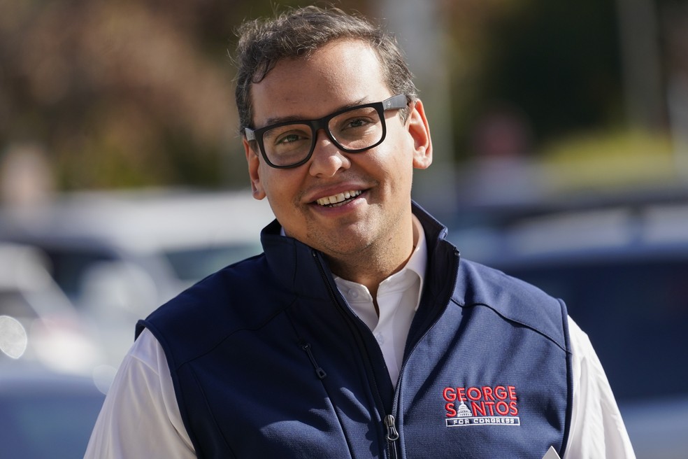 George Santos faz campanha em Nova York, Estados Unidos, no dia 5 de novembro de 2022 — Foto: Mary Altaffer/AP