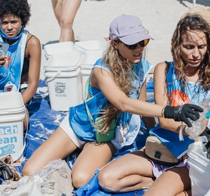 Ação sustentável da Havaianas retira 256kg de lixo em praia de Ilhéus