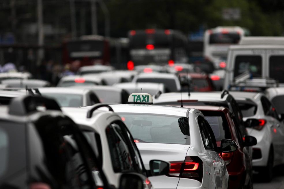 T&aacute;xi no meio do tr&acirc;nsito na zona sul de S&atilde;o Paulo &mdash; Foto: Marcelo Brandt/G1
