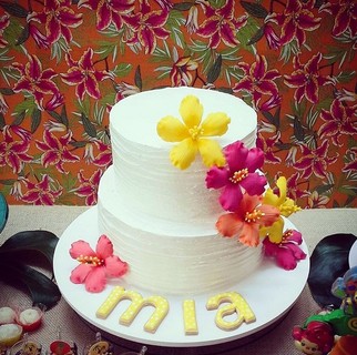 Flores artificiais dão um colorido especial a um bolo simples (Foto: reprodução / Instagram)
