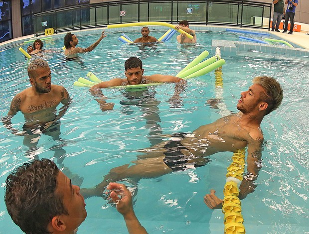 [COPA 2014]Titulares da Seleção relaxam na piscina em dia de recuperação