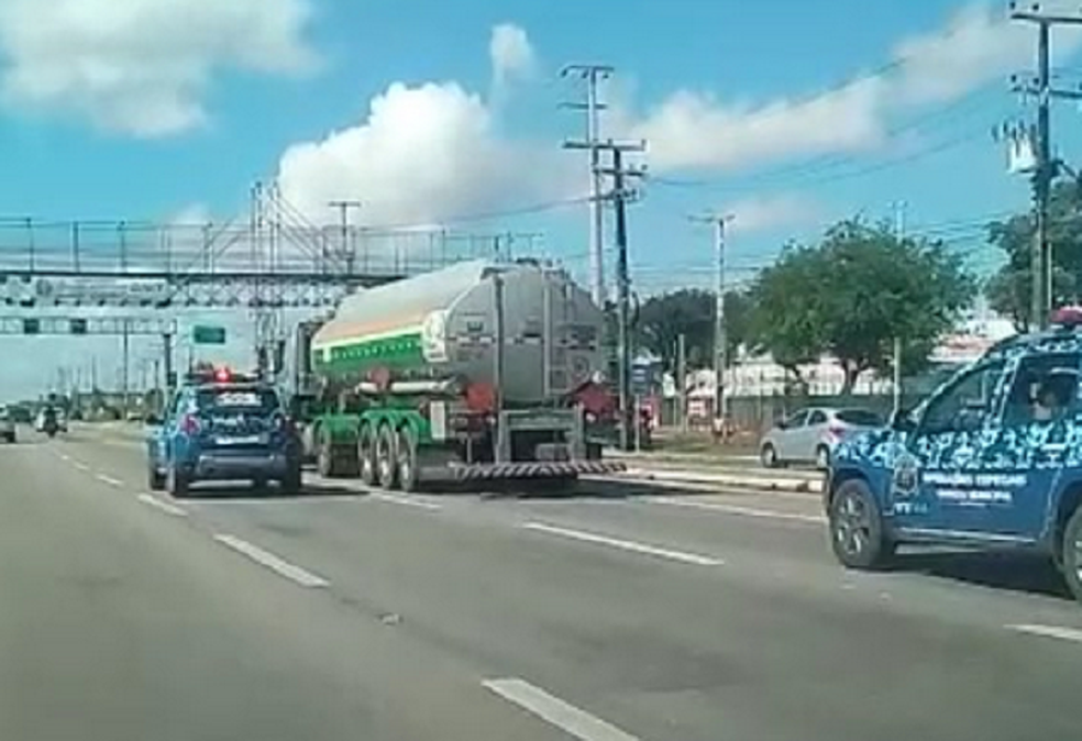 Caminhão sendo escoltado por agentes de segurança de Fortaleza. (Foto: Reprodução/TV Verdes Mares)