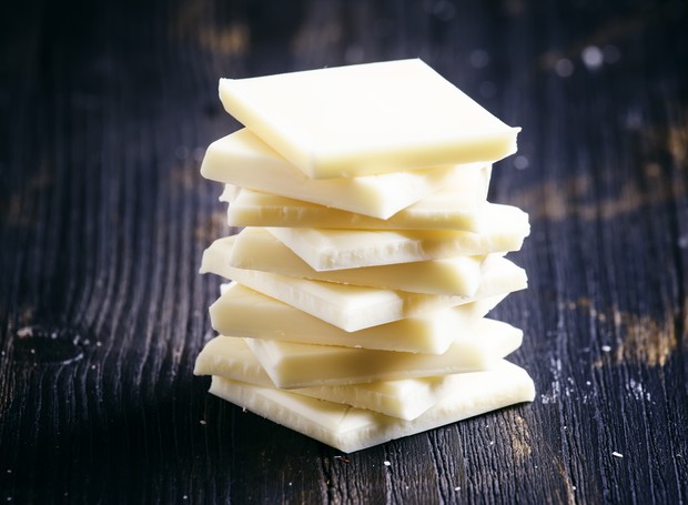 Chocolate branco é chocolate? No Brasil, a Anvisa diz que sim porque o produto é feito com sólidos da manteiga de cacau (Foto: Getty Images)