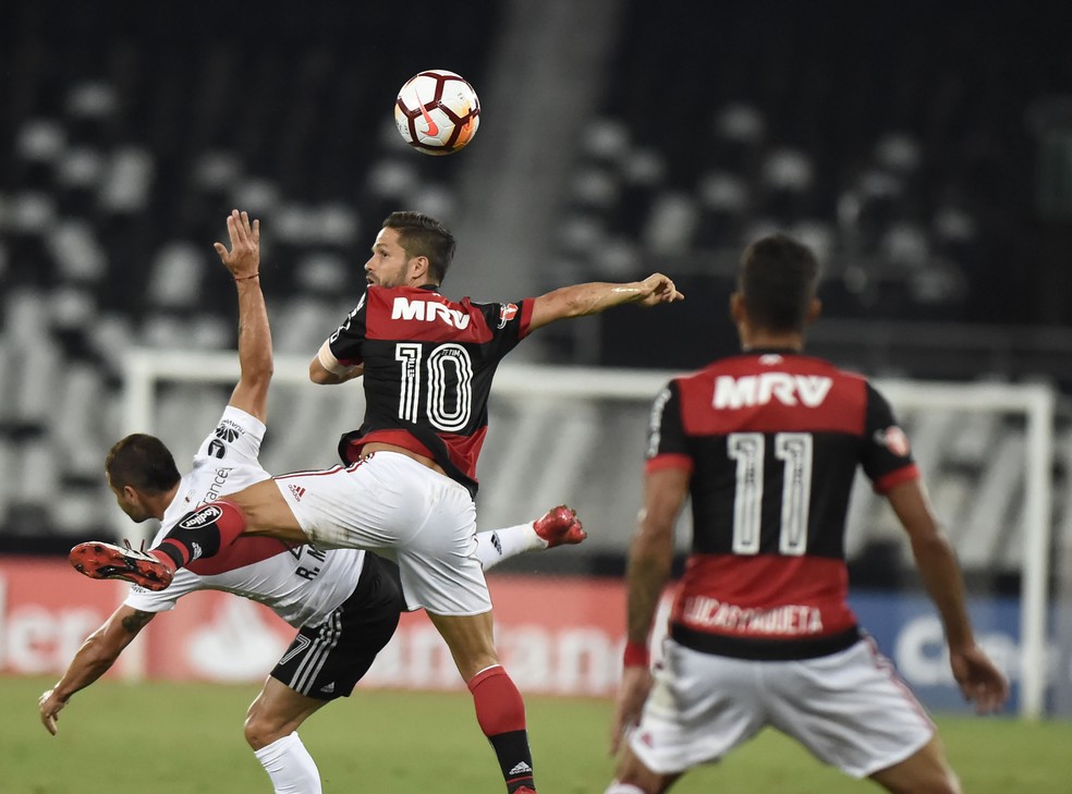 Diego disputa bola durante o primeiro tempo da partida (Foto: André Durão / GloboEsporte.com)