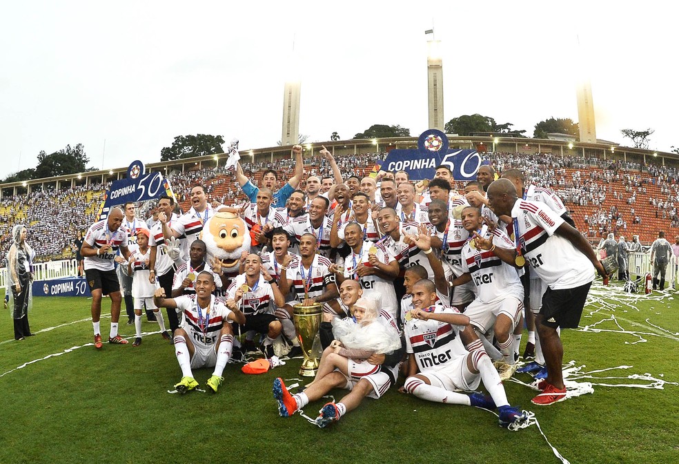 Larissa com os jogadores do São Paulo — Foto: Marcos Ribolli