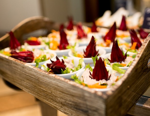 Entradinhas de salada colorida com escarola e umê (Foto: Reprodução / Karin Michels Photography)