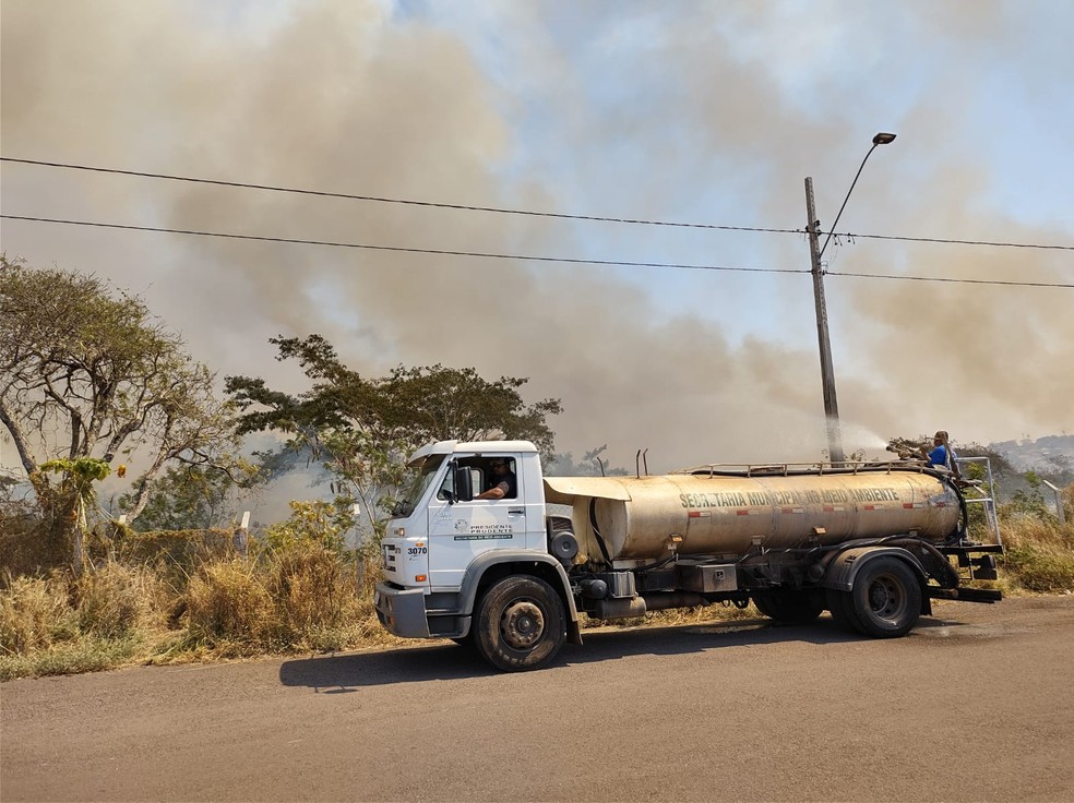 Incêndio chegou próximo às casas e assustou moradores do Residencial Moacyr Trentin, nesta quinta-feira (19) — Foto: Marcos Penteado Trentin