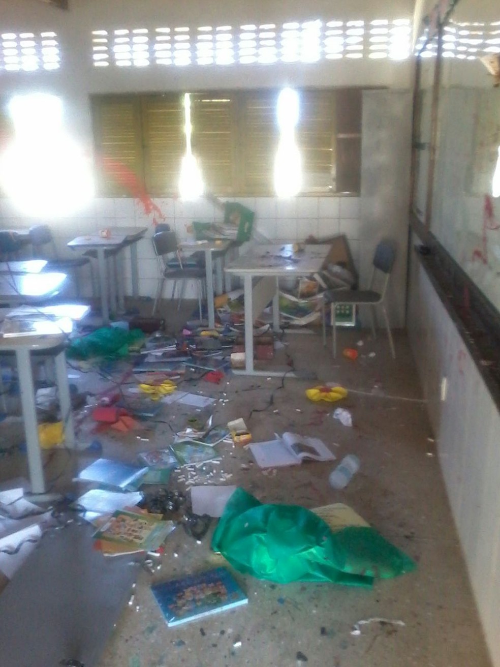 Salas da Escola Crizan Siminéa ficaram reviradas após a invasão dos vândalos (Foto: Cedida)
