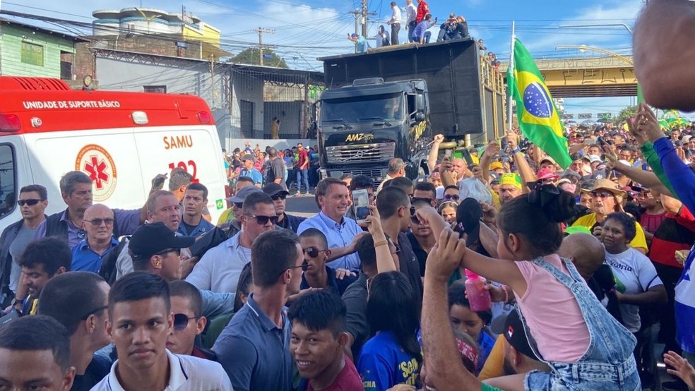 Bolsonaro desceu do trio elétrico e acompanhou o início da Marcha para Jesus, em Manaus, a pé.  — Foto: Ruthiene Bindá Rede/Amazônica