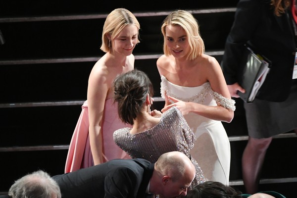 A atriz Margot Robbie conversa com as atrizes Saoirse Ronan e Sally Hawkins durante a cerimônia (Foto: Getty Images)