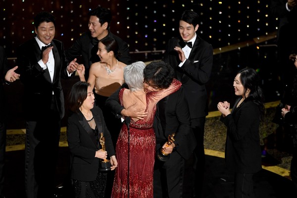 Bong Joon-Ho recebe a esatatueta de Melhor Filme das mãos de Jane Fonda (Foto: Getty)