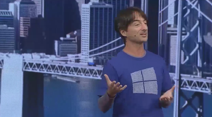 Joe Belfiore usa camisa com código dinário na logo do Windows durante a Build 2015 (Foto: Reprodução/Microsoft)