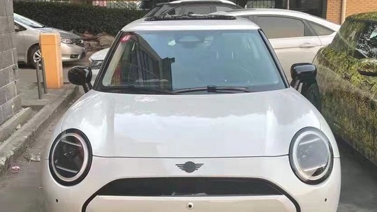Novo Mini Cooper elétrico aparece sem disfarces na China com design pra lá de esquisito