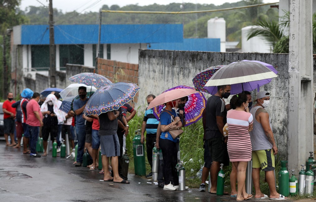 Familiares de pacientes com Covid fazem fila para encher cilindros de oxigênio em empresa privada de Manaus — Foto: REUTERS/Bruno Kelly