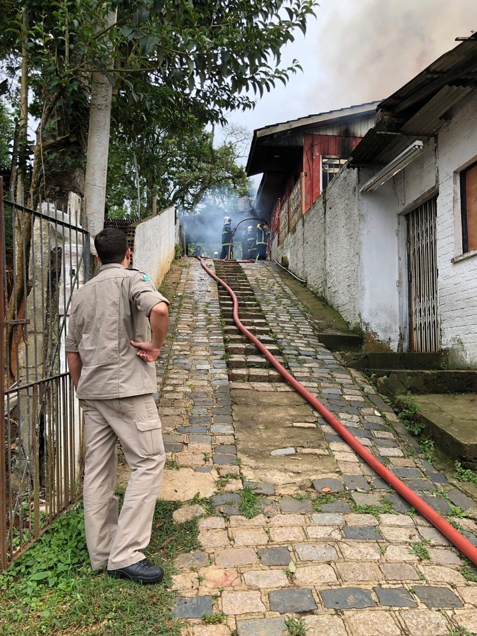 Bombeiros levaram cerca de 40 minutos para controlar as chamas — Foto: Felipe Stresser/Arquivo pessoal