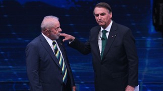 Lula e Bolsonaro, durante debate na TV Bandeirantes, antes do primeiro turno: toque no ombro e apreensão (Foto: Nelson Almeida / AFP)