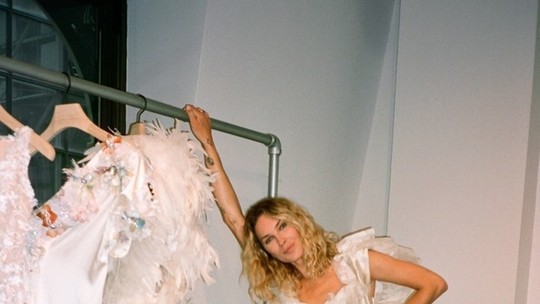 Noiva punk rock: Erin Wasson usa vestido by Vivienne Westwood em casamento intimista