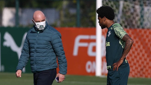 De Capacete Vina Treina Com Bola E Pode Reforcar O Palmeiras Contra A Ponte Palmeiras Ge