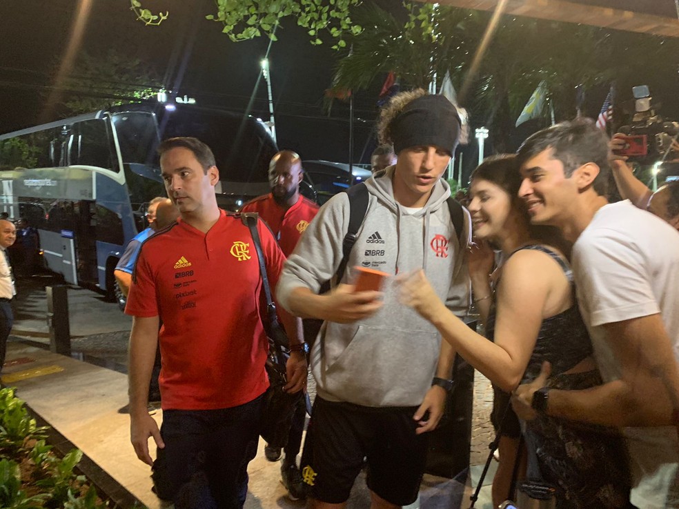 David Luiz atende torcedores no hotel do Flamengo — Foto: Eric Faria