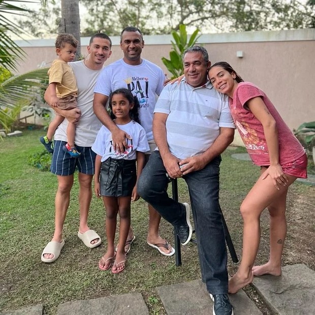 Anitta posa com o pai, os irmãos e os sobrinhos (Foto: Reprodução/Instagram)