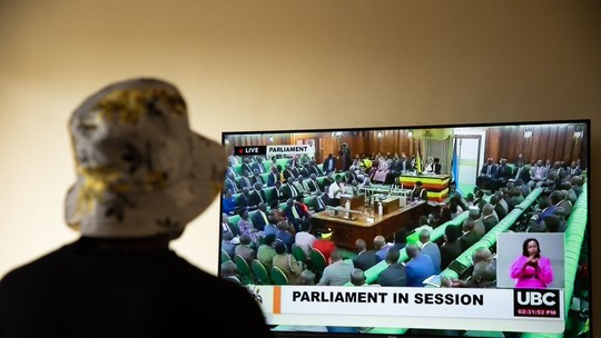 Lei anti-LGBTQIA+ aprovada pelo parlamento de Uganda inclui pena de morte