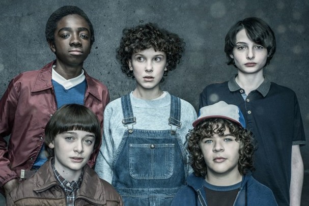 The Cast of Stranger Things, clockwise from bottom left, Noah Schnapp, Caleb McLaughlin, Millie Bobby Brown, Finn Wolfhard, Gaten Matarazzophotographed by Dan Winters for Entertainment Weekly on January 28th, 2017 in Los Angeles California.Styling: Jil (Foto: See Caption) The Cast of Stranger Things, clockwise from bottom left, Noah Schnapp, Caleb McLaughlin, Millie Bobby Brown, Finn Wolfhard, Gaten Matarazzophotographed by Dan Winters for Entertainment Weekly on January 28th, 2017 in Los Angeles California.Styling: Jil (Foto: See Caption)