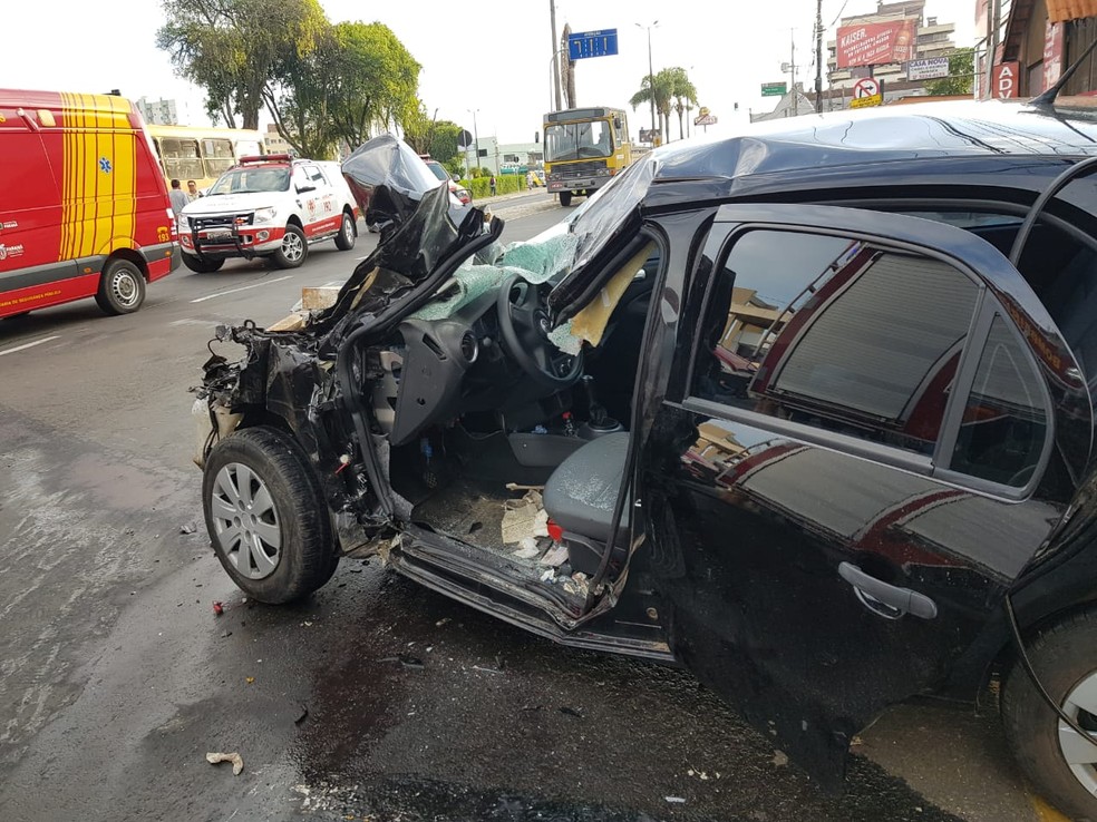 Motorista bateu em Ã´nibus e carro da PM, em Ponta Grossa â€” Foto: Paulo Weisz/ Arquivo pessoal