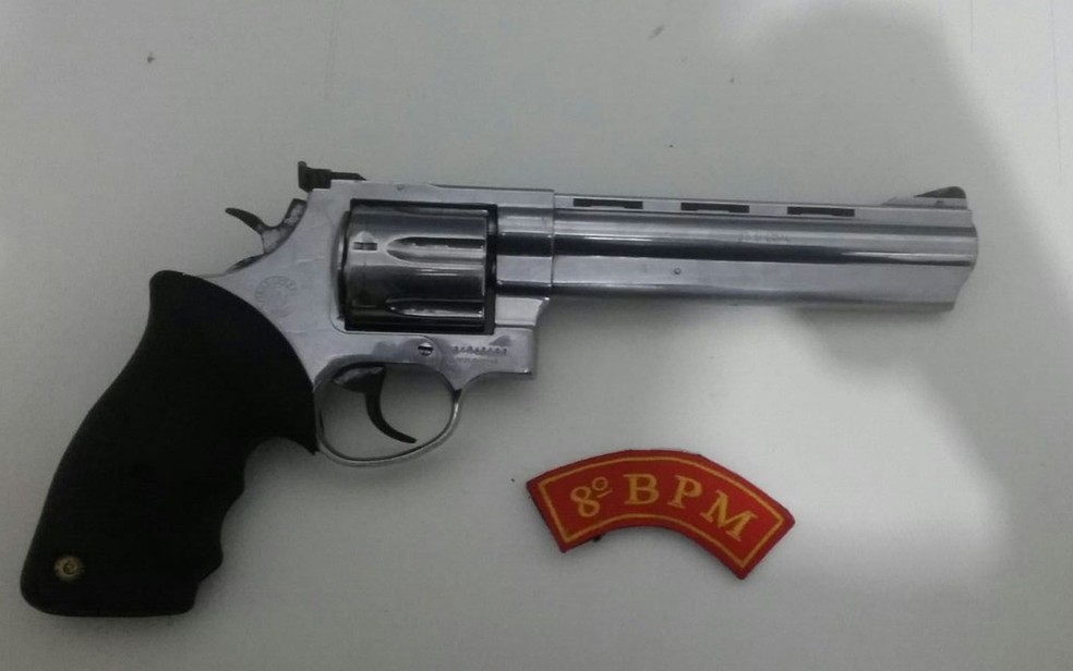 Arma encontrada com o suspeito (Foto: Divulgação/SSP-SE)