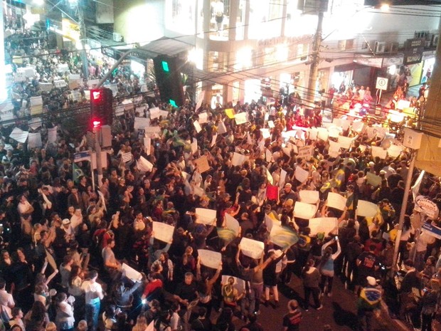 Ruas de Balneário Camboriú são tomadas pelo protesto (Foto: Luiz Souza/RBS TV)