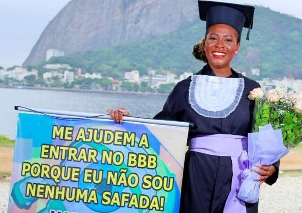 Letícia já levou cartaz para sua formatura — Foto: Reprodução/Instagram