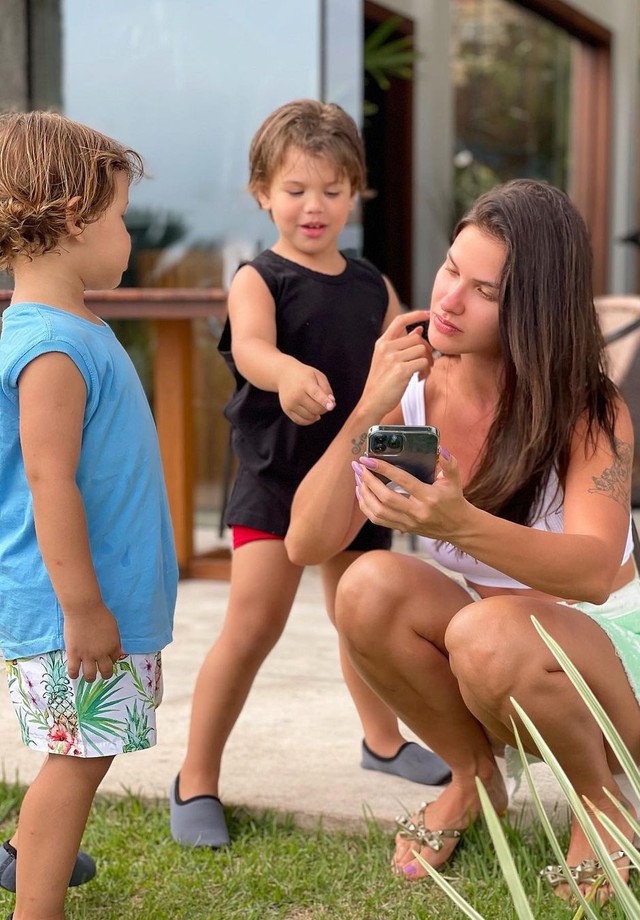 Andressa Suita Curte Dia De Calor Com Os Filhos Na Piscina E Em Casa Vogue Celebridade 