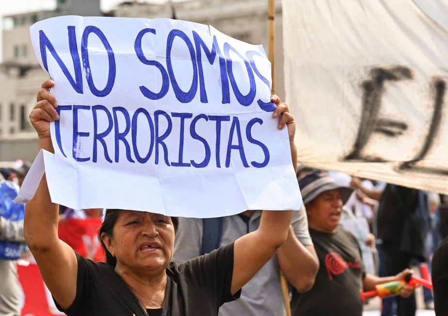 Um manifestante segura uma placa com os dizeres 'não somos terroristas' durante um protesto contra o governo da presidente Dina Boluarte, em Lima, Peru