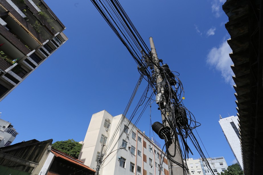 Emaranhado de cabos em poste de rua em Botafogo, na Zona Sul do Rio de Janeiro