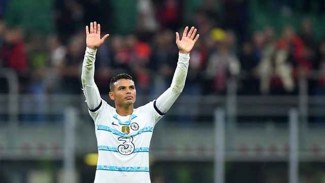 Thiago Silva, do Chelsea, foi saudado pela torcida do Milan