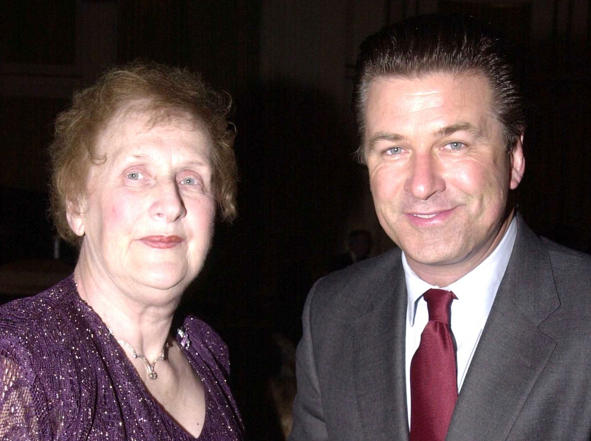 Alec Baldwin e a mãe, Carol M. Baldwin, em 2002 (Foto: Getty Images)