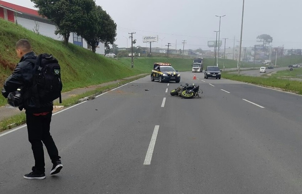 Conforme a PolÃ­cia RodoviÃ¡ria Federal (PRF), o homem perdeu o controle em uma curva, subiu em um barranco e bateu em uma Ã¡rvore na BR-476, em Colombo â Foto: PolÃ­cia RodoviÃ¡ria Federal/DivulgaÃ§Ã£o