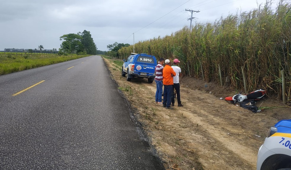 Acidente de moto deixa uma pessoa morta e outra gravemente ferida na BA-489 — Foto: Polícia Rodoviária Estadual