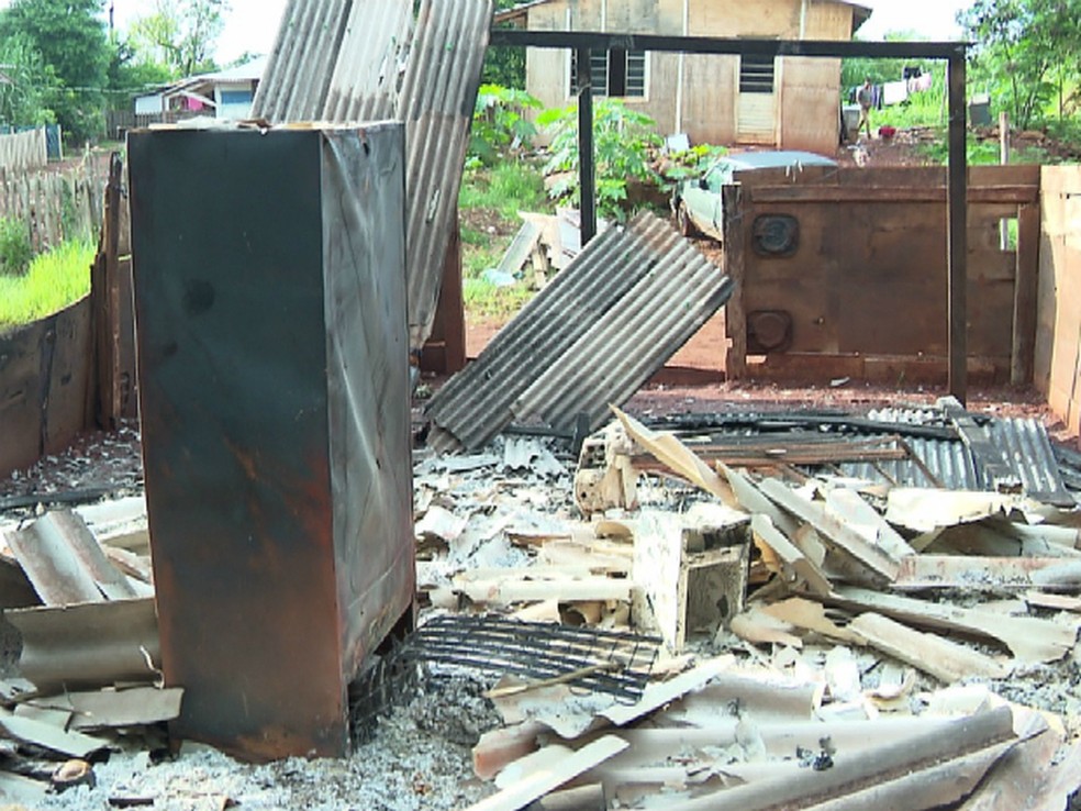 Casa foi destruída pelas chamas (Foto: Reprodução/RPC)