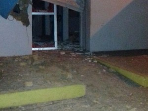Criminosos explodem caixa eletrônico do Banco Bradesco, em Cajari, MA (Foto: Divulgação/Polícia)