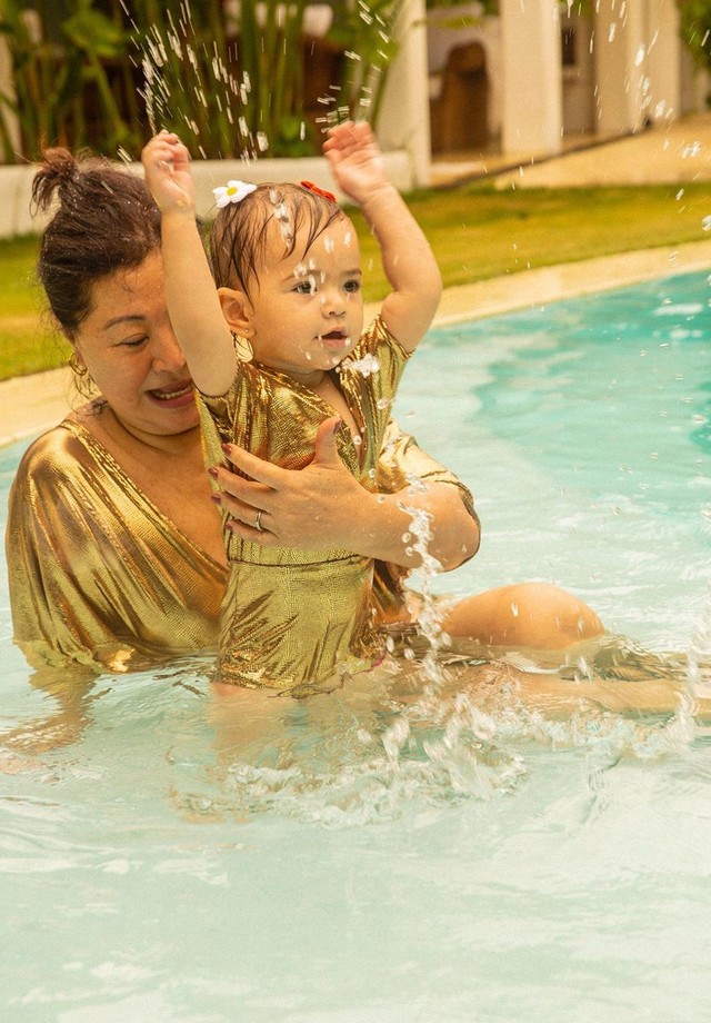 Dona Kika Sato curte dia de piscina com os netos em Trancoso (Foto: Reprodução/Instagram)