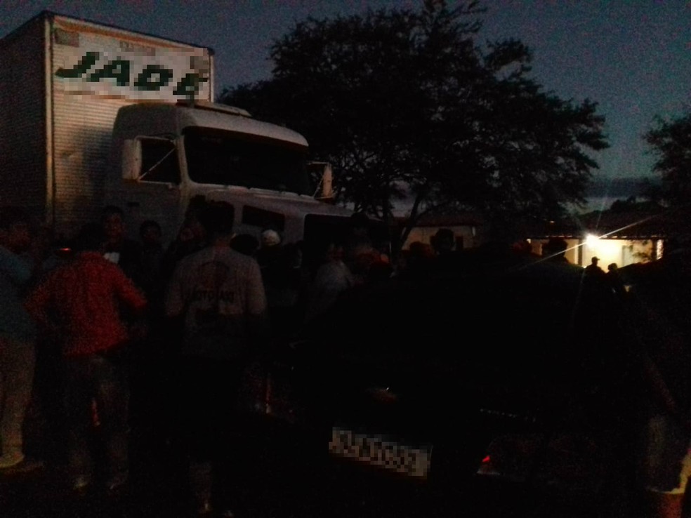 Mulher morre e duas pessoas ficam feridas após batida entre caminhão e carro no norte da BA — Foto: Leoman Alves/Prefeitura de Jeremoabo