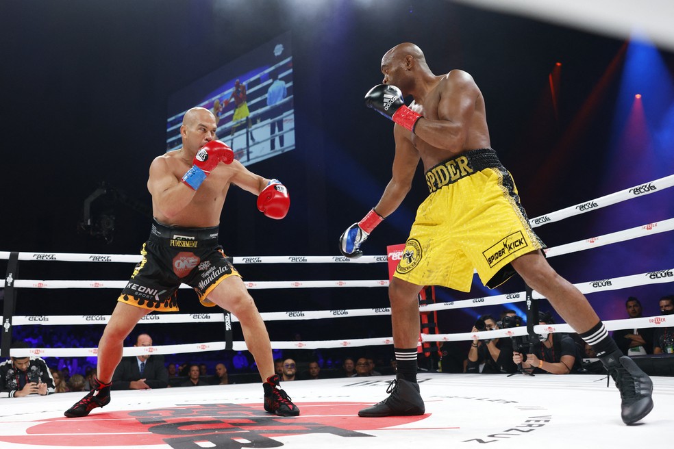 Anderson Silva vem de vitória por nocaute em luta com Tito Ortiz na Flórida — Foto: DOUGLAS P. DEFELICE / AFP