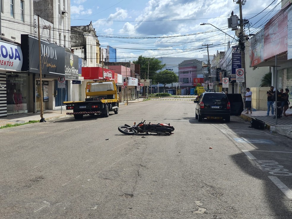 Motociclista morreu após acidente no centro de Mossoró — Foto: Iara Nóbrega/Inter TV Costa Branca